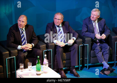 (Von links nach rechts) Scottish FA Chief Executive Stewart Regan, Scottish FA Präsident Alan McRae und Sir Alex Ferguson im Rahmen einer Veranstaltung für den Start des UEFA Euro 2020 Logos auf das Glasgow Science Centre. Stockfoto