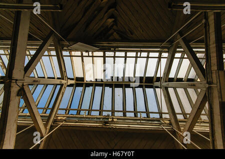 Dachfenster Fenster auf dem Dach eines alten viktorianischen Gebäude. Stockfoto