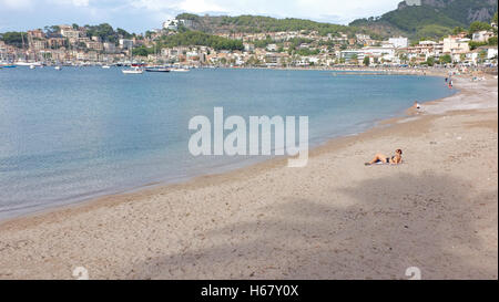 Eine Frau sonnt sich auf einem einsamen Strand in der Nähe in Soller, Mallorca Stockfoto