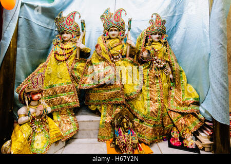 Verzierten Hindu Gottheiten und gaben auf dem Altar des Tempels. Stockfoto