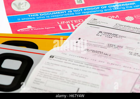 Zertifikat der Anspruch für personalisierte Nummernschilder von DVLA mit V5C Zulassungsbescheinigung. Stockfoto