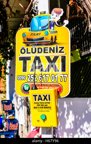 Gesprächstaste am Straße Lampost ein Taxi in Ölüdeniz, Türkei beantragen. Stockfoto