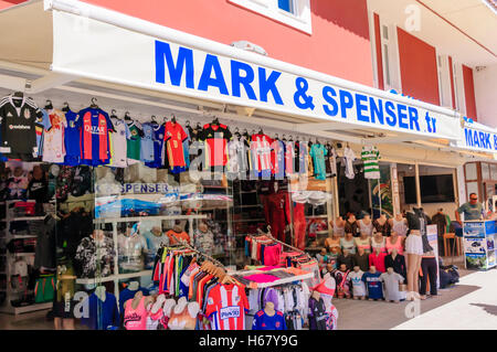 Clothese Geschäft mit gefälschten waren nennt sich Mark & Spenser in der Türkei. Stockfoto