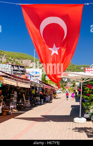 Türkische Flagge über der Straße in Ölüdeniz, Türkei Stockfoto