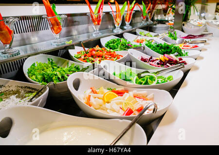 Schüsseln Salat am Buffet des Hotel Restaurant Stockfoto