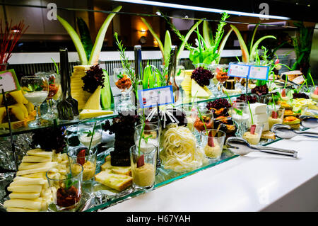 Große Auswahl an Käse mit kunstvollen Dekoration am Buffet eines Hotel-Restaurants Stockfoto