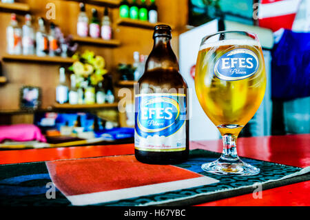 Türkische Efes Pilsner Lagerbier auf den Tresen einer Bar in der Türkei. Stockfoto