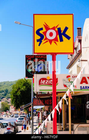 Zeichen in einer türkischen Stadt für Sok Supermarker, halal Metzger und andere Geschäfte. Stockfoto