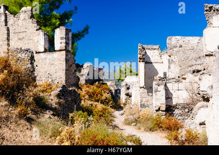 Ruinen von ehemaligen griechischen Dorf Kayaköy in der Türkei, 1922 aufgegeben, heute ein Museum und auch die Geisterstadt. Stockfoto