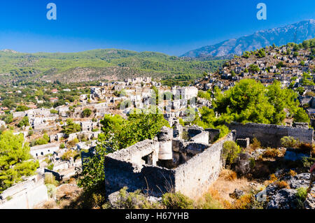 Ruinen von ehemaligen griechischen Dorf Kayaköy in der Türkei, 1922 aufgegeben, heute ein Museum und auch die Geisterstadt. Stockfoto