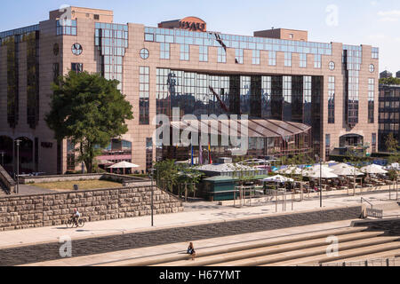 Deutschland, Köln, Hotel Hyatt Regency und dem Rhein-Boulevard im Stadtteil Deutz, der großen Freitreppe am Ufer des Flusses Stockfoto