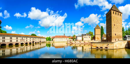 Straßburg, Türme der mittelalterlichen Brücke Ponts Couverts und Reflexion, Barrage Vauban. Elsass, Frankreich. Stockfoto