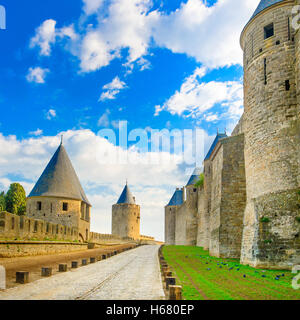 Carcassonne zitieren, mittelalterliche Festungsstadt am Sonnenuntergang. Languedoc Roussillon, Frankreich, Europa. Stockfoto