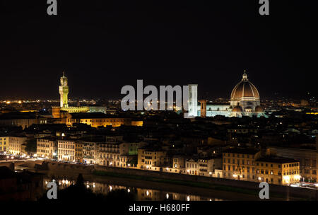 Florenz Nacht Luft Stadtbild. Panoramablick vom Michelangelo Park entfernt. Von links Palazzo Vecchio und Dom. ITA Stockfoto