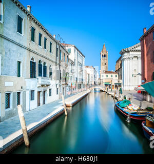 Venedig-Stadtbild, Campo San Barnaba Wasserkanal, Campanile Kirche über Hintergrund, Gebäude und Boote. Lange Belichtung Fotografie. Stockfoto