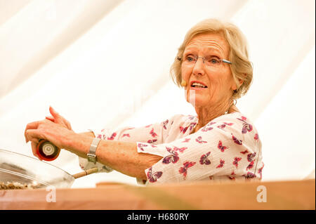 Mary Berry demonstrieren ihre Backen Methoden in West Dean Gardens Stockfoto