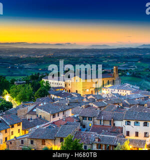 San Gimignano Nacht Luftbild, Kirche und Wahrzeichen der mittelalterlichen Stadt. Toskana, Italien, Europa. Stockfoto