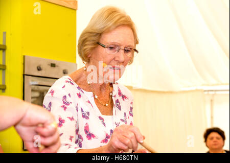 Mary Berry demonstrieren ihre Backen Methoden in West Dean Gardens Stockfoto