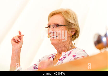 Mary Berry demonstrieren ihre Backen Methoden in West Dean Gardens Stockfoto