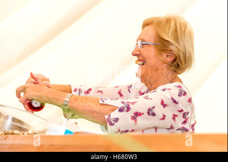 Mary Berry demonstrieren ihre Backen Methoden in West Dean Gardens Stockfoto