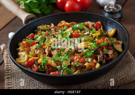 Gemüse Ratatouille in Pfanne auf einem Holztisch. Stockfoto