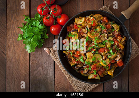 Gemüse Ratatouille in Pfanne auf einem Holztisch. Ansicht von oben Stockfoto