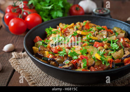 Gemüse Ratatouille in Pfanne auf einem Holztisch. Ansicht von oben Stockfoto