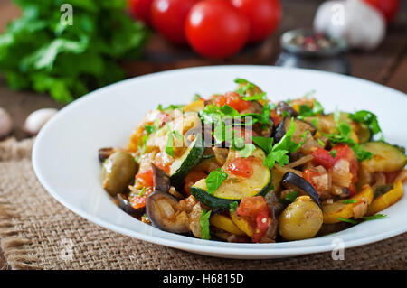 Gemüse Ratatouille in weißer Teller auf einem Holztisch Stockfoto