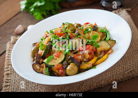 Gemüse Ratatouille in weißer Teller auf einem Holztisch Stockfoto