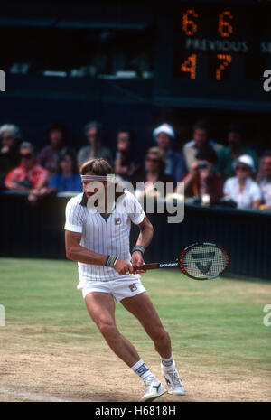 Bjorn Borg in Aktion in Wimbledon, 1980, dem Jahr gewann er seinen fünften Titel. Stockfoto