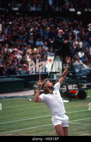 Bjorn Borg dienen in Wimbledon, 1980, dem Jahr gewann er seinen fünften Titel. Stockfoto