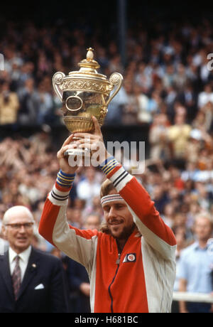 Bjorn Borg hält Wimbledon Trophäe nach John McEnroe 1980 endgültig zu besiegen. Stockfoto