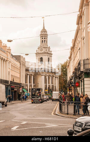 Einem anstrengenden Tag in Greenwich mit der imposanten St. Alfege Kirche im Hintergrund Stockfoto