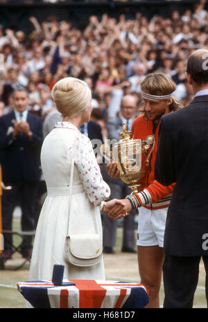 Bjorn Borg erhält seine fünfte Wimbledon Trophäe nach dem Sieg über John McEnroe 1980 endgültig. Stockfoto