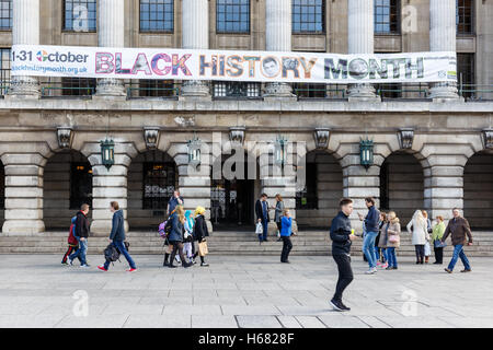 Verschiedene Leute vorbei. Schwarzer Geschichte Monat Banner auf der Vorderseite des Nottingham City Council House Stockfoto