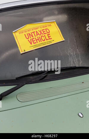 Nissan Figaro mit Aufkleber „Unbesteuertes Fahrzeug“ an der Windschutzscheibe. Stockfoto