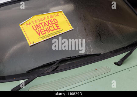 Ein Nissan Figaro Auto mit "Unversteuerten Fahrzeug" Aufkleber an der Windschutzscheibe befestigt. Stockfoto