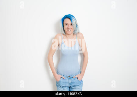 Junge Teen Frau, Hipster-casual-Style, fröhlich lächelnd und posiert auf weißem Hintergrund Stockfoto