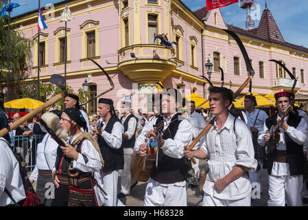 Prozession am Vinkovacke Jeseni oder Herbste Vinkovci, ein traditioneller Folklore Festival, Vinkovci, Slawonien, Kroatien Stockfoto