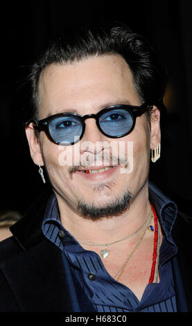 Schauspieler Johnny Depp lächelnd am Maltin Modern Master Award Tribut während der 31. Santa Barbara International Film Festival am Arlington Theater am 4. Februar 2016 in Santa Barbara, Kalifornien. Stockfoto