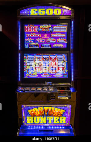 Blaue Anzeige der bunten Spielautomat / Obst-Maschine im englischen Pub, UK Stockfoto