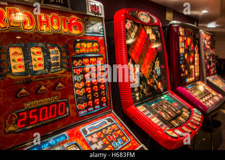 Bunte Spielautomat / Frucht Maschine im englischen Pub, UK Stockfoto