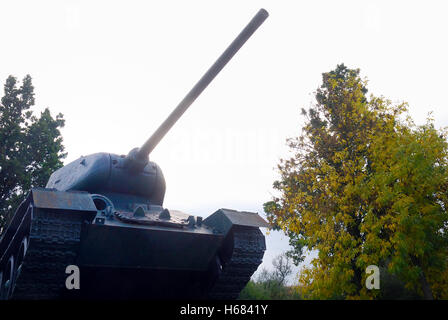 Hortobagy, Ungarn.  die Tank-Gedenkstätte erinnert dies der sechstägigen Panzerschlacht im Oktober 1944 in der Puszta mit über 1000 Panzern und 1 Million Soldaten stattfand. Die sowjetischen Panzer t-34 erinnern die Panzerschlacht bei Hortobágy 14-19. Oktober 1944. Die Schlacht endete mit dem Sieg der sowjetischen Armee. Stockfoto