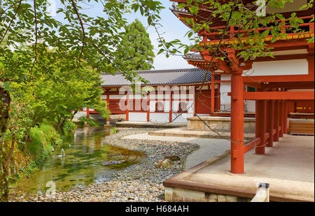 Innenhof der Phoenix-Halle (Hoodo, circa 1053) von Byodo-in Tempel in Uji City in der Nähe von Kyoto. Nationaler Schatz von Japan und der UNESCO Stockfoto