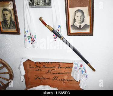 Ataman, Russland - 26. September 2015: Innere Kosaken nach Hause. Eine Wand mit Fotos von Verwandten und nominale saber Stockfoto