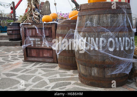 Barrels of Gunpowder; Gun Powder plot, lettered and stenciled Whisky Barrel in Southport, Merseyside UK. Spuk-Fest Halbzeitveranstaltungen der Halloween-Woche. Stockfoto