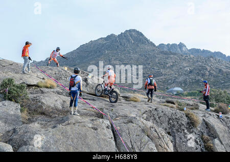 Motorradfahren. Trial Rennen. Spanien-Meisterschaft. Mireia Conde überholen ein Hindernis über Granit Felsen in Valdemanco Stockfoto