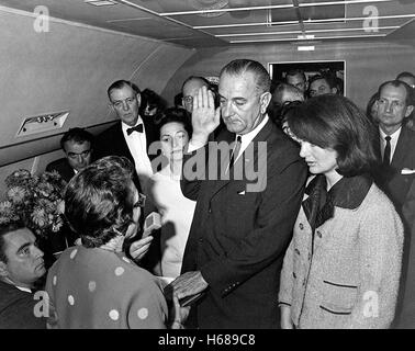 Richter Sarah T. Hughes verwaltet das Präsidentenamt Eid Lyndon Baines Johnson an Bord der Air Force One Am 22. November 1963, in Love Field in Dallas Texas. Mrs. Johnson, Mrs. Kennedy, Jack Valenti, Kleruskongregation Albert Thomas, Kleruskongregation Jack Brooks, Associate Pressesprecher Malcolm Kilduff (Holding Mikrofon) und andere Zeugen. Foto von Cecil Stoughton/The White House Stockfoto