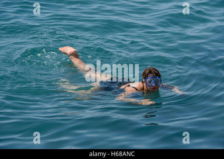 Hohen Winkel Blick auf pralle Reife Frau mit Maske Schwimmen, Schwimmen im hellen Meerwasser. Stockfoto