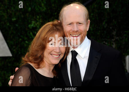 Ron Howard und Cheryl Howard kommt für die 2013 Vanity Fair Oscar Party am 24. Februar 2013 in Hollywood, Kalifornien. Stockfoto